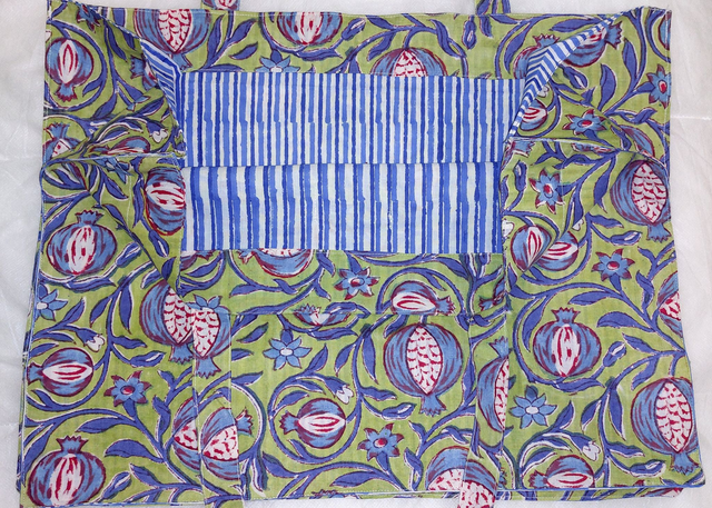 Grand sac cabas vert clair, bleu et rouge en coton imprimé à la main au block print - Doublure en coton rayé - Tote bag - Confectionné en Inde