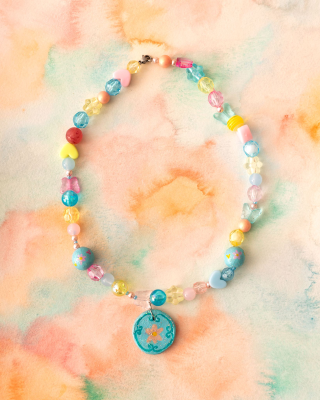 [Trucs en argile] Collier "pan pride" avec pendentif en argile