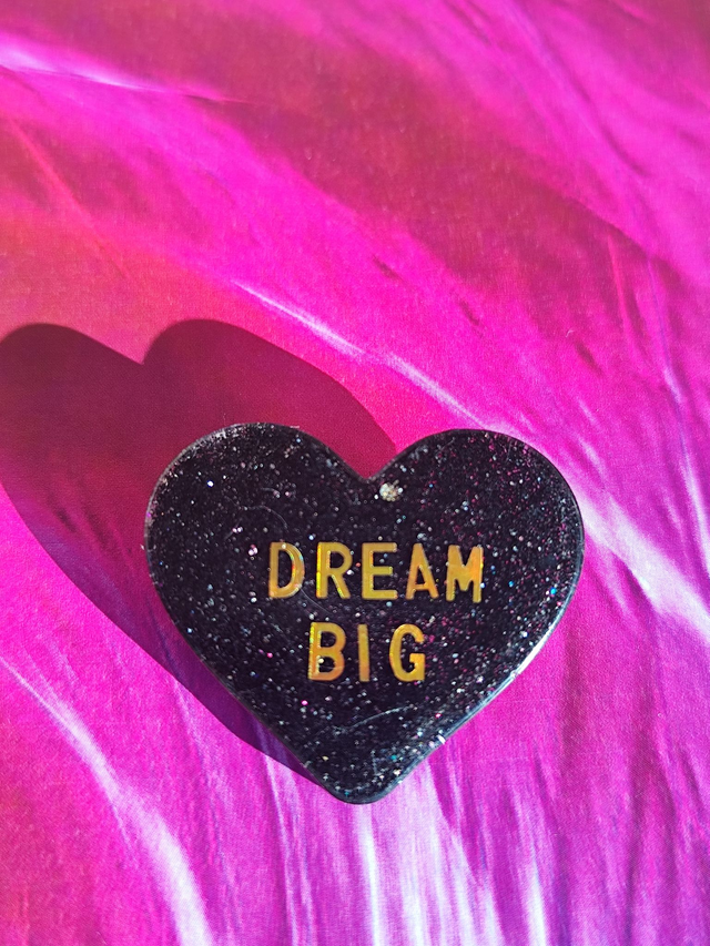 Broche cœur à paillettes - message : DREAM BIG