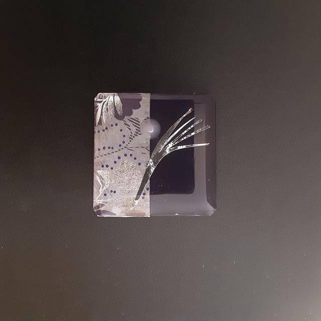 Broche petit carré collection élégance fond violet profond avec décor argenté et gris et cabochon nacré