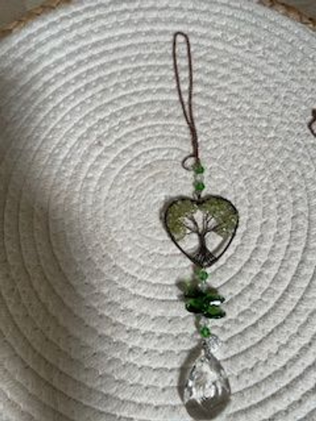 Suspension en cristal et cœur sur pierres aventurine sur arbre de vie 