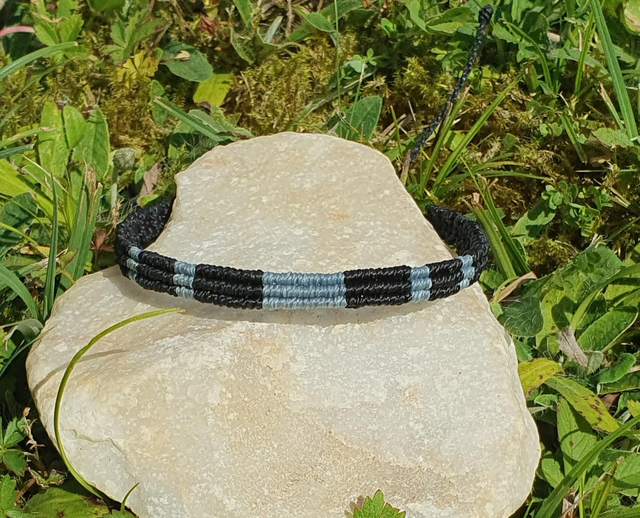 Bracelet micro macramé Homme ou Femme, noir et bleu, taille réglable. 