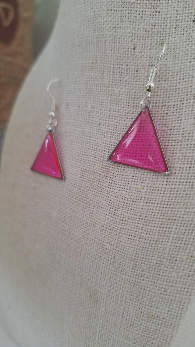 Boucles oreilles triangles argentés rose fluo