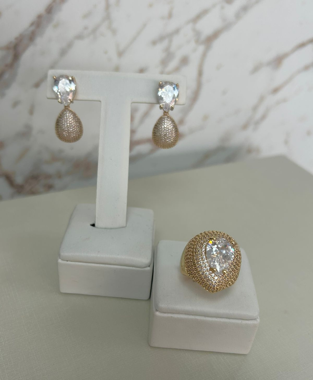 CONJUNTO ANEL E BRINCO CRAVEJADO FORMATO GOTA CENTRAL PEDRA CRISTAL BANHADO EM OURO 18K ANEL TAM 17