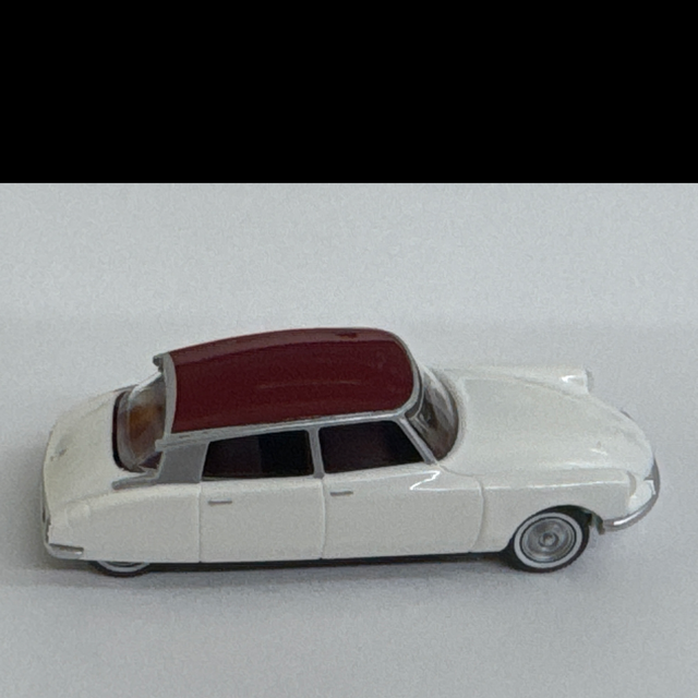 Citroen ID 19 weiss/rubinrot Wiking 1:87