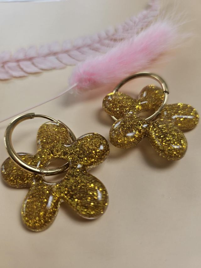 Boucles d&#039;oreilles en résine - Fleurs pailletées dorées 