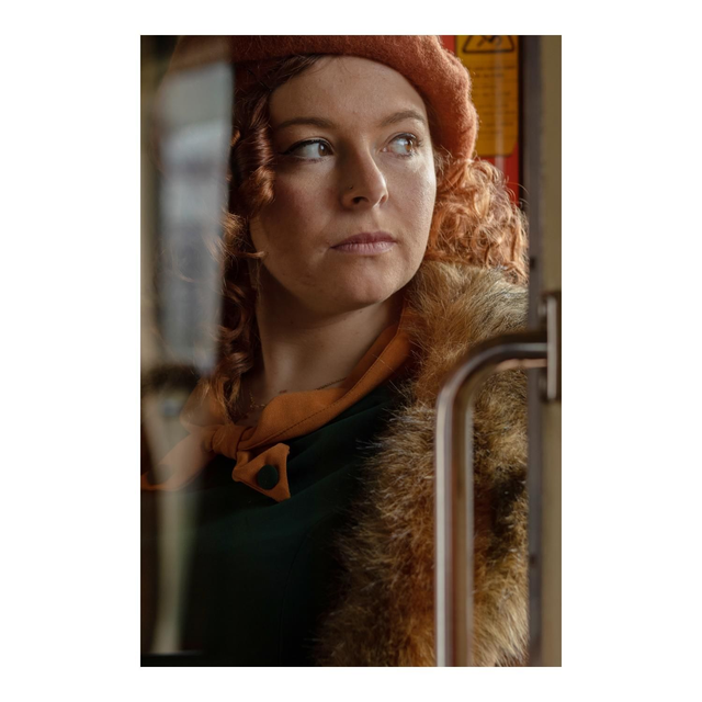 5. Portrait d’une Pin-Up française dans un train
