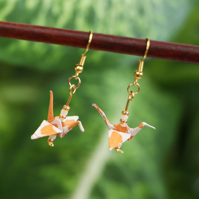 Origami Ohrringe mit gefaltetem Kranich, mit hypoallergenem goldfarbenem Ohrhänger aus ionenbeschichtetem Edelstahl, orange-weiß
