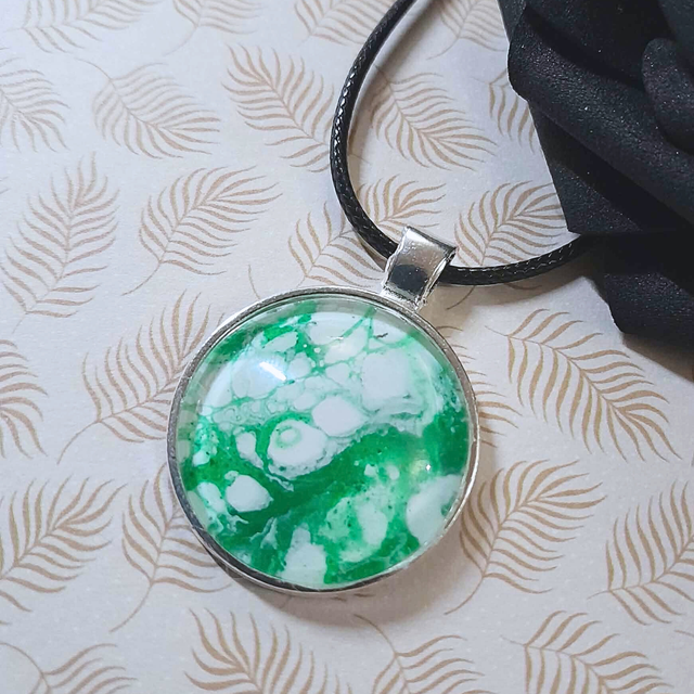 MOANA – Collier – Métal argenté – Vert et blanc