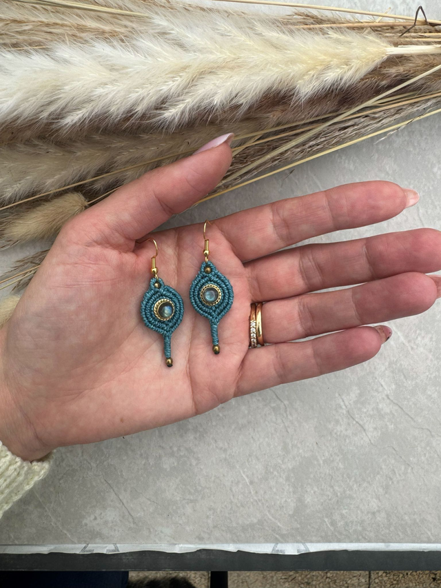 Boréale - Boucles d’oreilles micro-macramé et labradorite / Collection Céleste