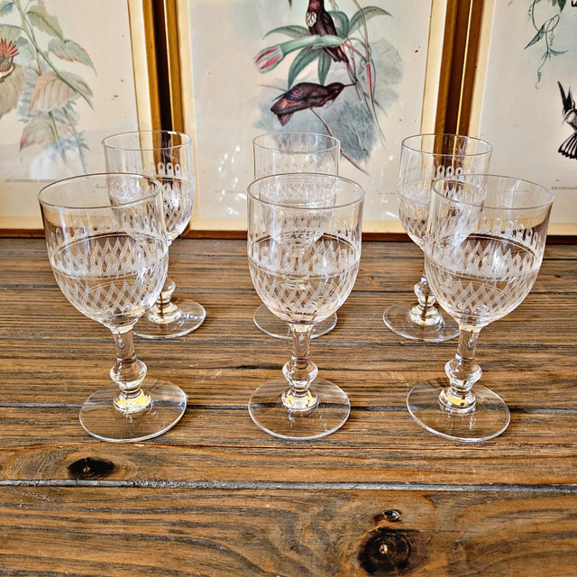 Verres à vin blanc en cristal guilloché, jambe travaillée