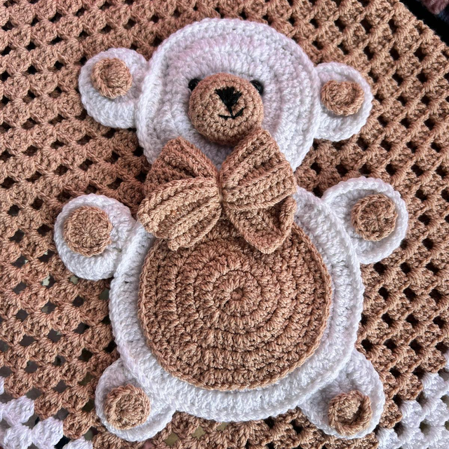 Crochet blanket with teddy motif 