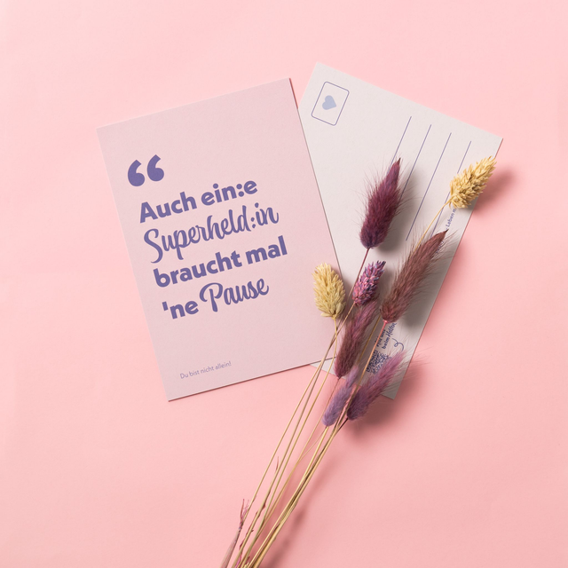 Auch ein:e Superheld: in braucht mal 'ne Pause – Postkarte