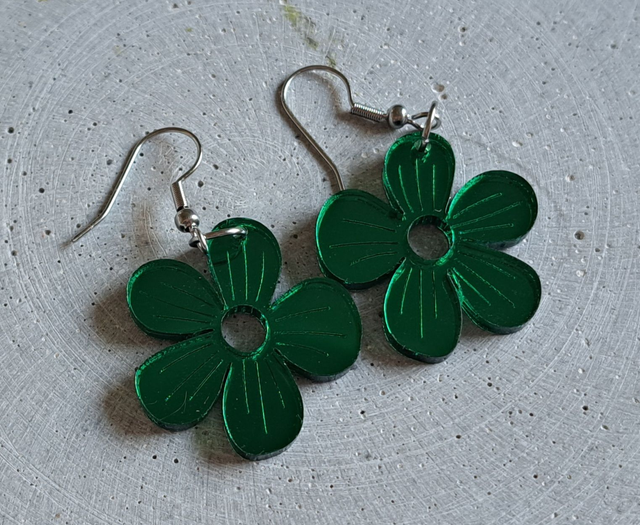 A - Kirsikka -korvakorut, vihreä peiliakryyli