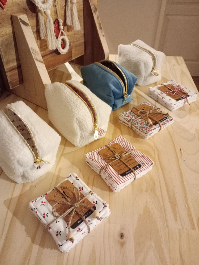 Ensemble trousse à maquillage et lingettes