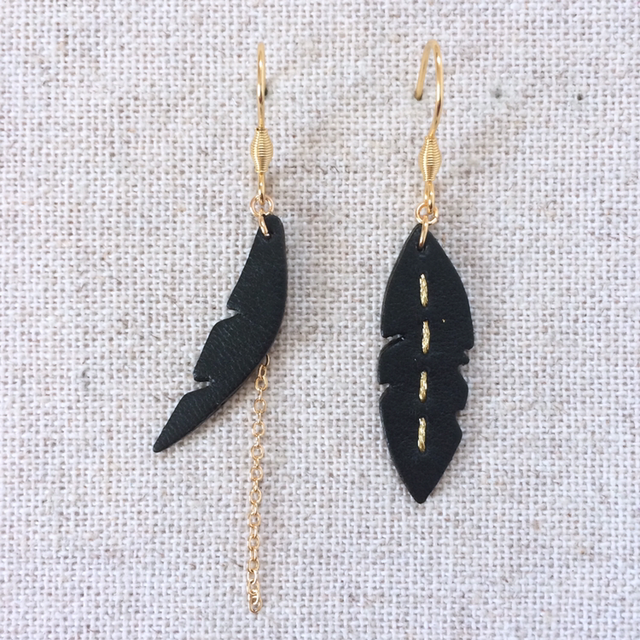 Boucles d’oreilles « Dolce » dorées, asymétriques, cuir noir