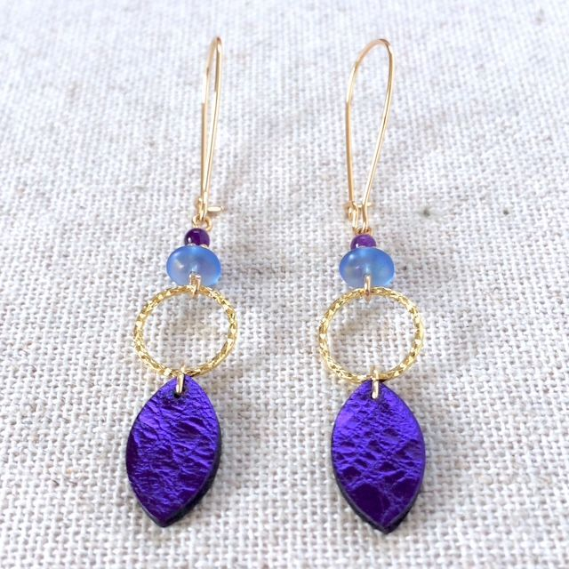 Boucles d’oreilles « Gavotte » réversibles, dorées, cuir violet métallisé / bleu indigo