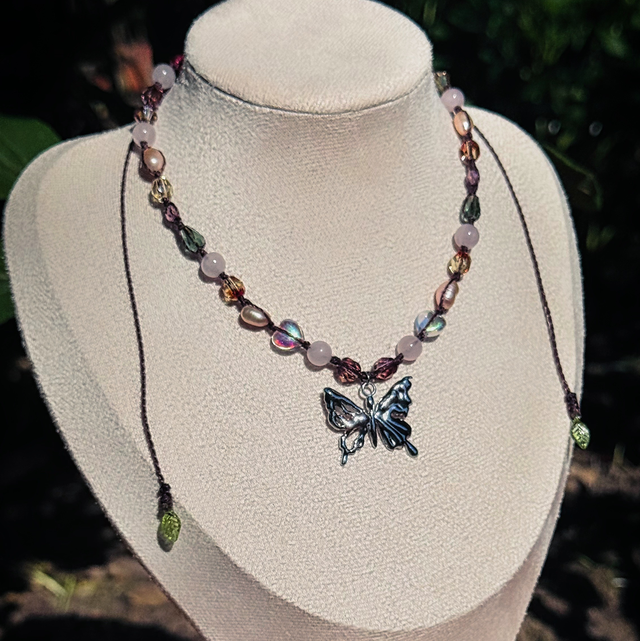 Collier AURA quartz rose , cristaux Swarovski et perles d’eau douce