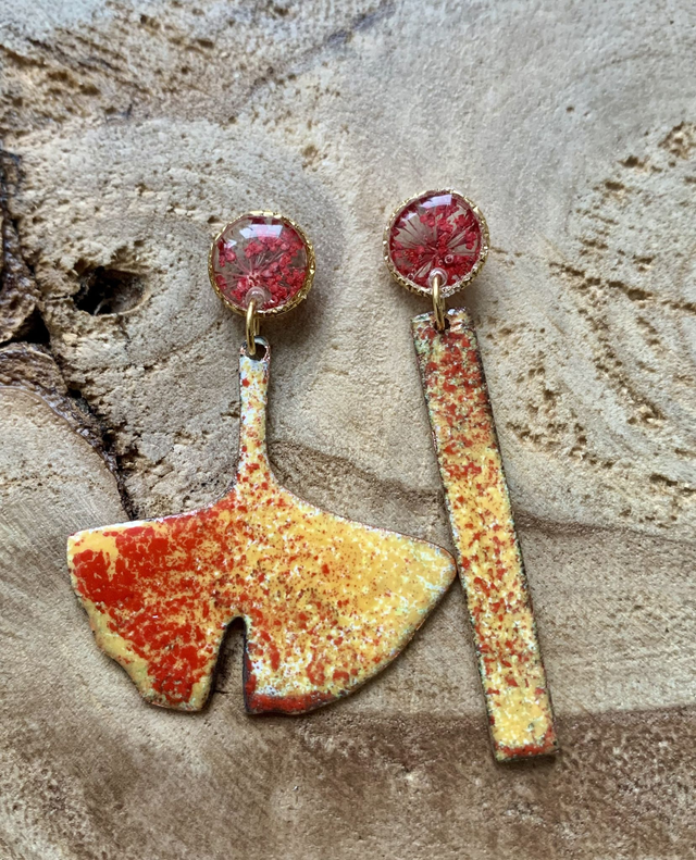 Pièces uniques : boucles d'oreilles en émail et fleurs séchées