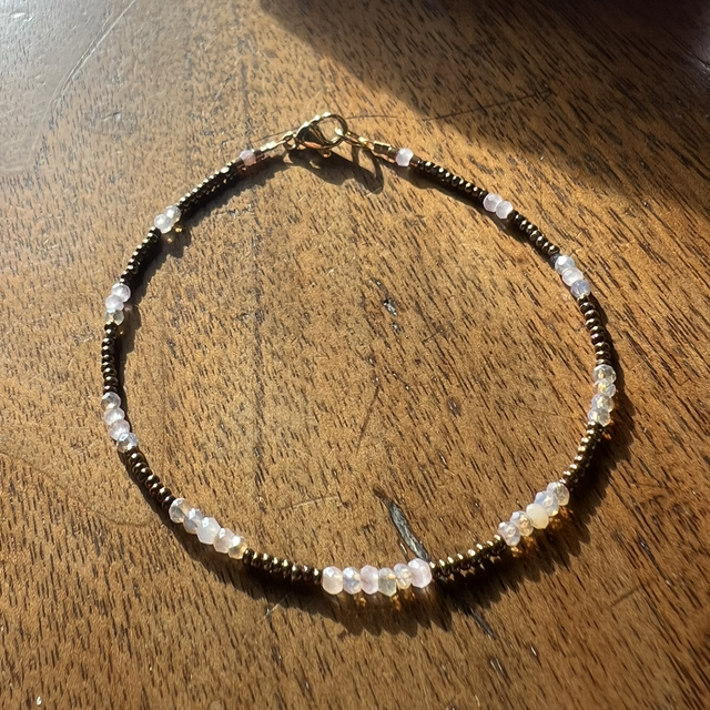 Bracelet fin en perles de verre facettées 