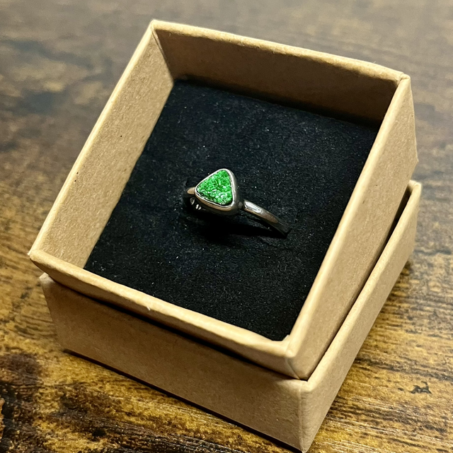 Bague en argent et Grenat Uvarovite brut - Taille 52