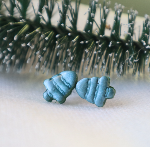 Kuusi nappikorvikset