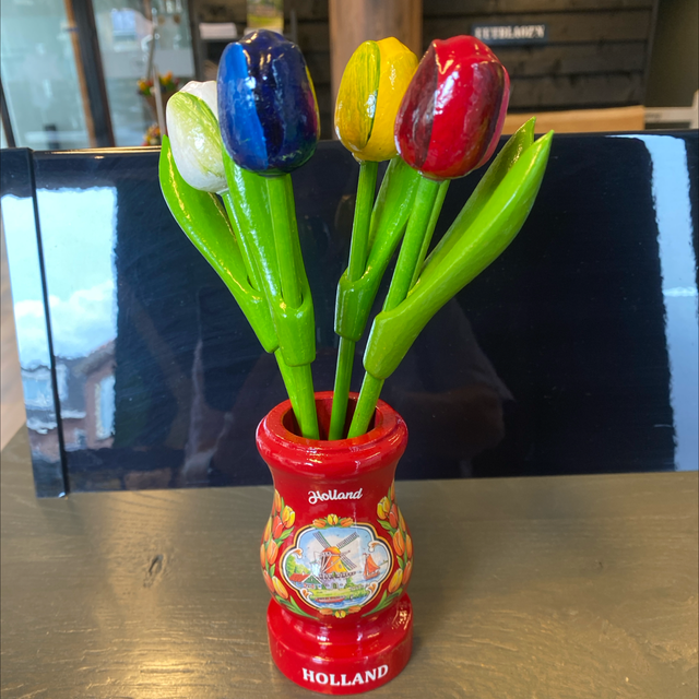 Vaasje hout rood incl. 5 tulpen