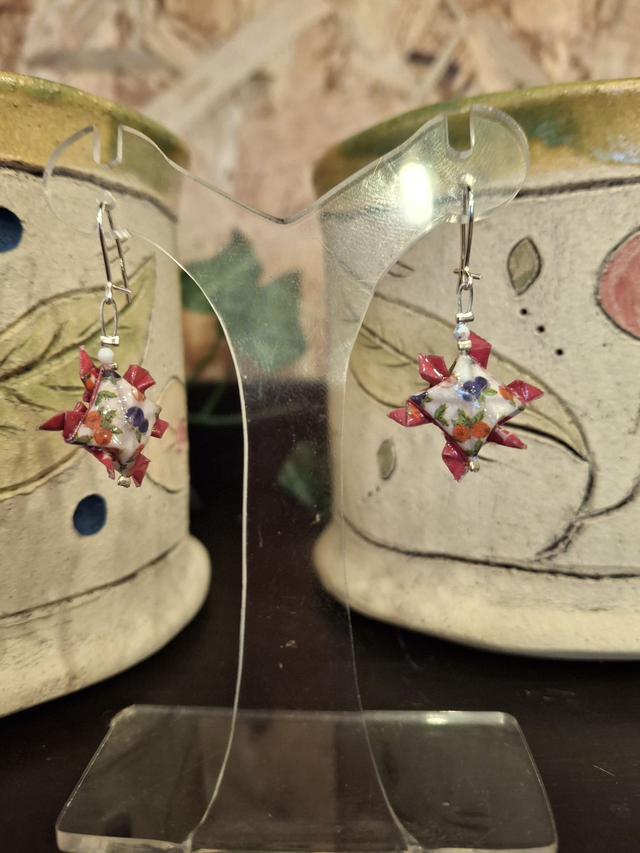 Boucles d'oreilles simples Tortue rouge framboise - blanc