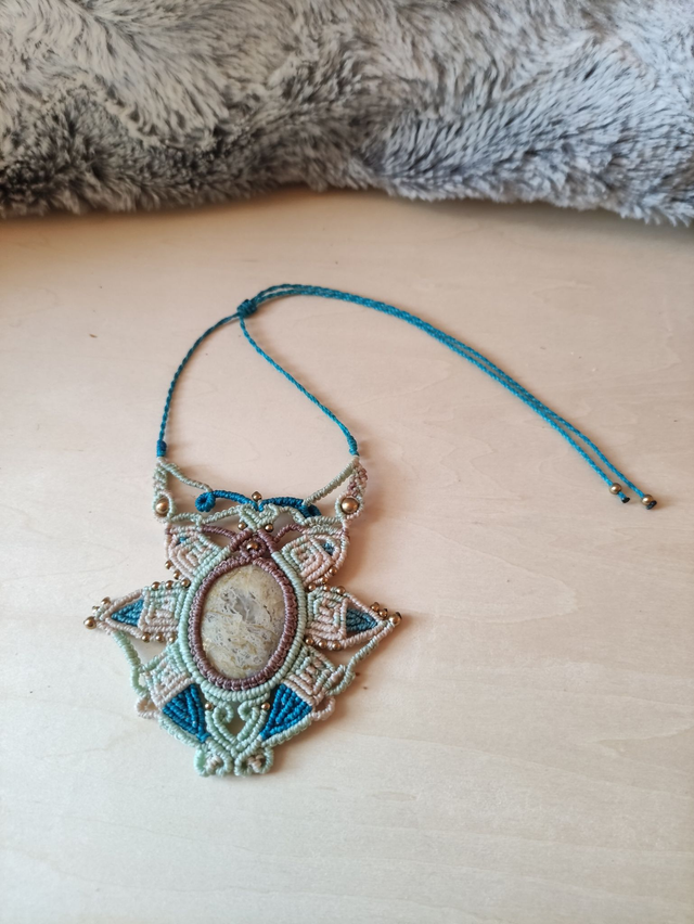 Collier bleu clair/ turquoise/ beige/ taupe avec agate mousse jaune