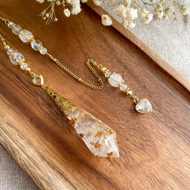 Grand pendule divinatoire en cristal de roche, modèle coeur