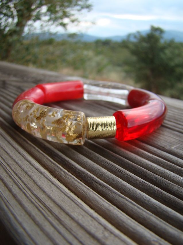 Bracelet perles tubes incurvées Chandra Maanik rouge et paillettes