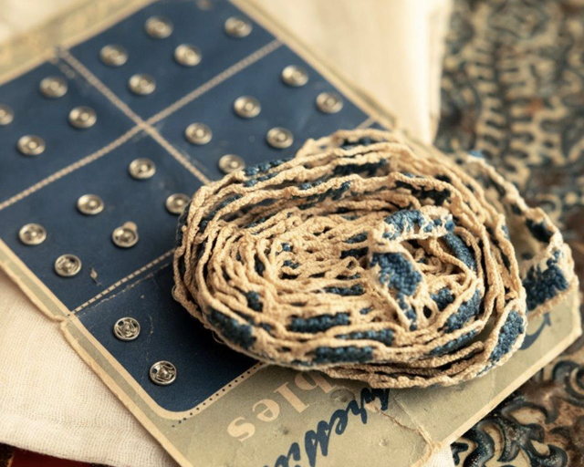 Titre de l'oeuvre - Le lexique de la couturière  |  Artiste - Brigitte Manoukian (petit format)