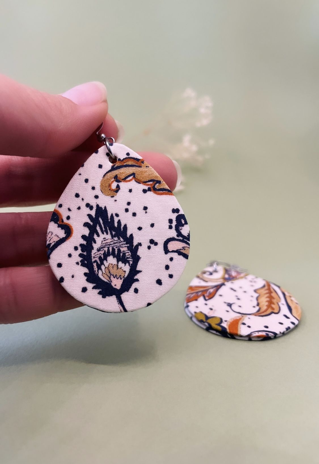 Boucles d'oreilles carton et tissu imprimé forme grandes gouttes, collection « kashemire » - tons blanc, bleu et orangé 