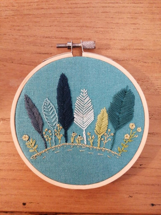 Tambour brodé forêt fond bleu