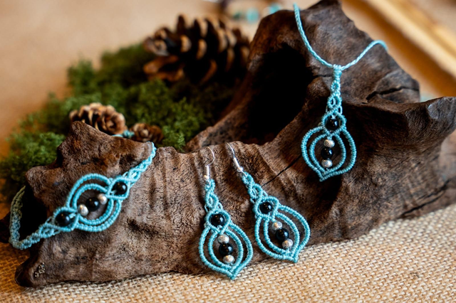 Parure complète bijoux en micro-macramé bleu et perles Agate noire