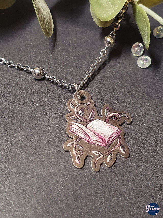 Collier livre et vignes