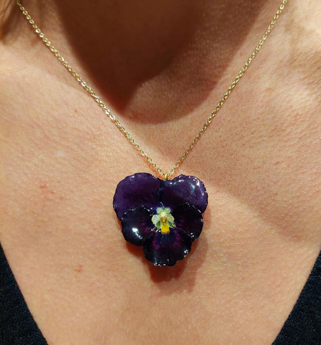 Pendentif Pensée Argenté – Bijou floral fait main en résine brillante 