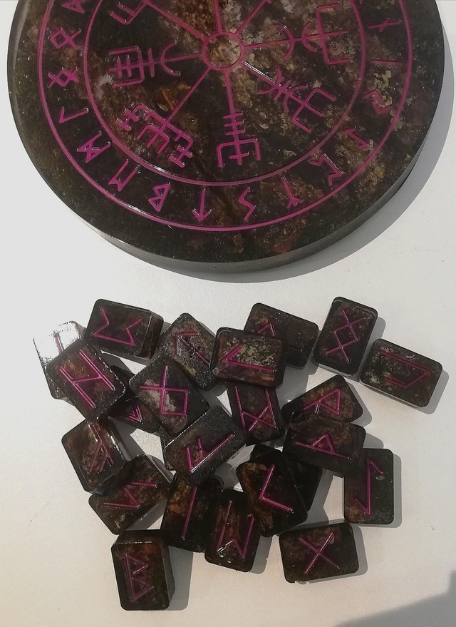 Ensemble duo : Plateau Vegvisir et Runes : plateau de tirage divinatoire de runes (porte encens) avec runes de divination et feuille d'interprétation 