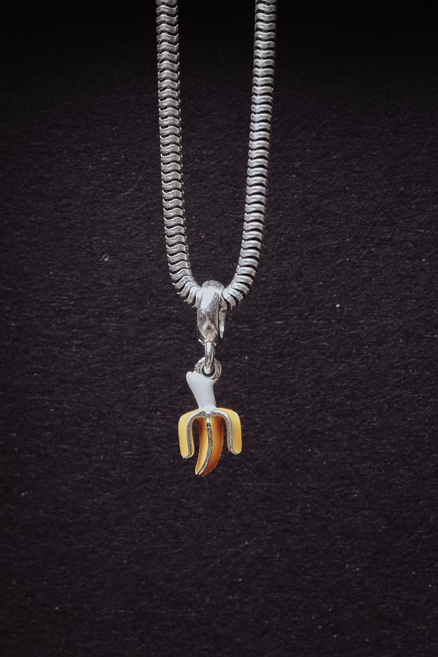 Berloque prata banana