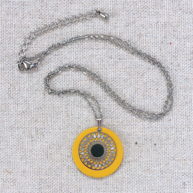 Collier « Tambourin » argentées, cuir jaune d'or et vert sapin