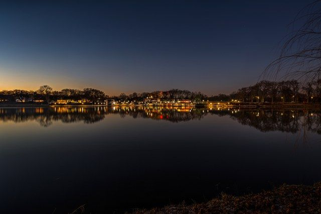 Aasee bei Nacht im Spiegel
