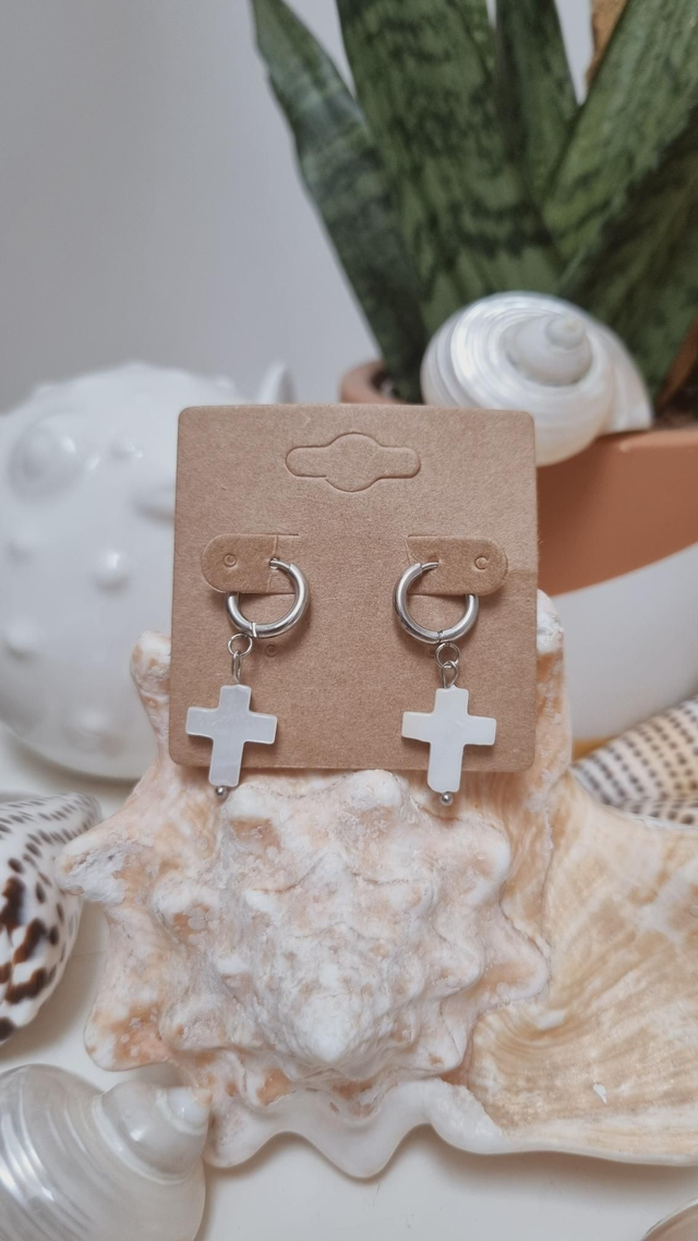Boucles d'oreilles croix nacre 
