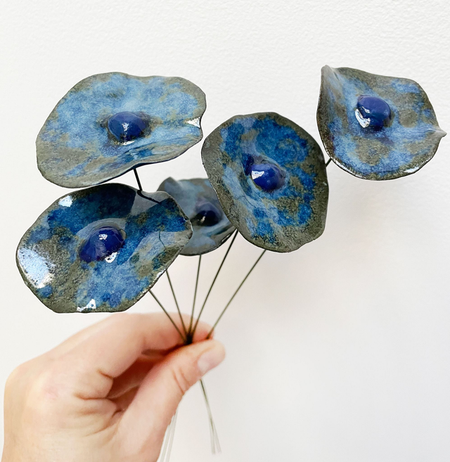 Coquelicots émail effet bleu vert bronze - Dessous engobe bleu (lot de 5)