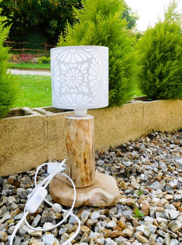 Lampe en bois avec abat jour métal blanc