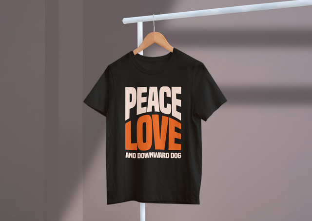 Peace Love And Downward Dog Yoga Humor Relaxation. Friedensliebe und herabschauender Hund Yoga Humor Entspannung