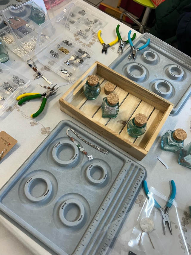 Atelier Création 1 PAIRE DE BOUCLES + 1 MARQUE PAGE 