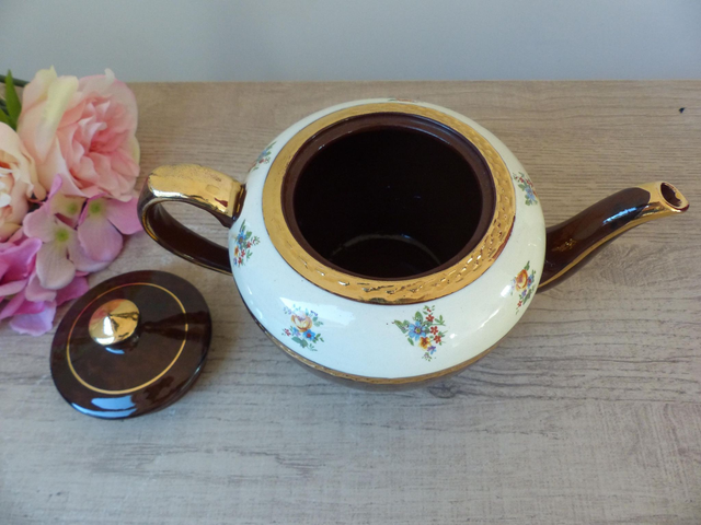 Théière Vintage Anglaise Numérotée – Céramique Marron et Crème avec Garniture Dorée – Motif Floral – Made in England