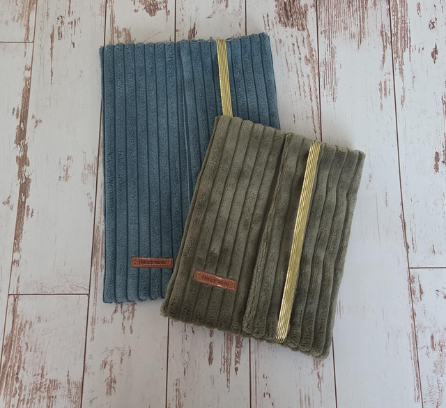 Pochette à livre, velours bleu