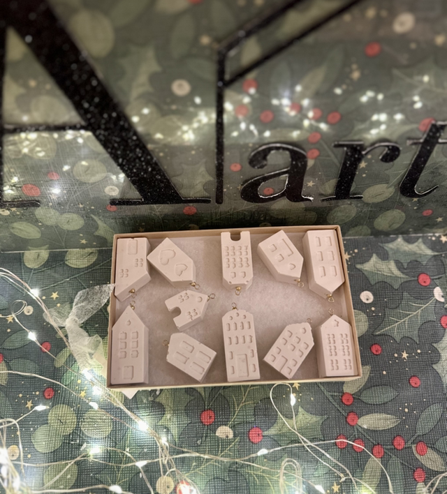 11 HOUSES BAUBLES SET