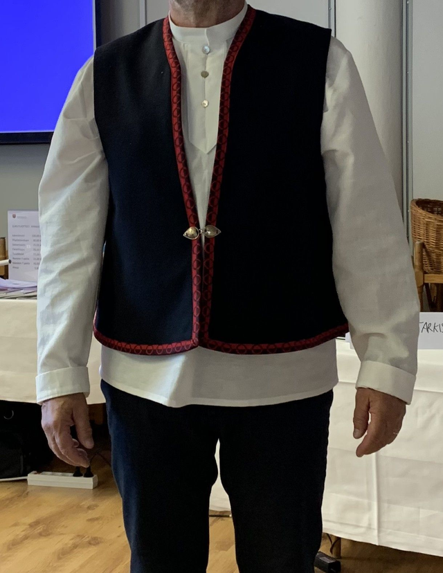 Ovaskan sukuseuran miehen asu